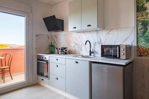 Luxury Singular Apartments Orangeにあるキッチンまたは簡易キッチン