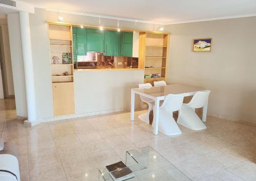 une salle à manger avec une table et des chaises blanches dans l'établissement Brise marine Croisette, à Cannes