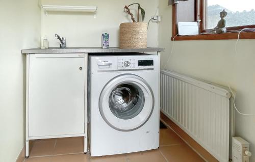 a washing machine in a room with a counter at 1 Bedroom Stunning Apartment In Kungsbacka in Kungsbacka