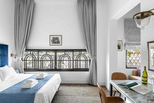 Кровать или кровати в номере Kubler's House - By Beach Apartments TLV