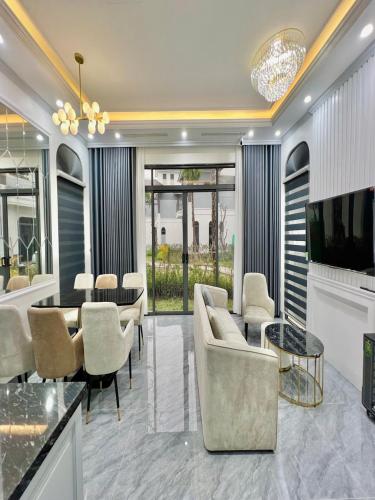 TV a/nebo společenská místnost v ubytování Chuỗi Villa đẳng cấp 3 ngủ Sonasea Vân Đồn - Sát biển