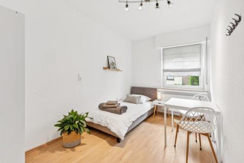 a bedroom with a bed and a table and a window at Alter Ziegelhof, Terrasse, WLAN, bis zu 11 Personen in Vechta