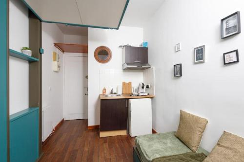 une pièce avec une cuisine, un canapé et une table dans l'établissement ANJ Appartement Centre Ville, à Deauville