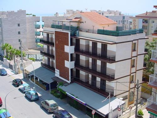 una vista aérea de un edificio con aparcamiento en Lamoga Ona, en Torredembarra