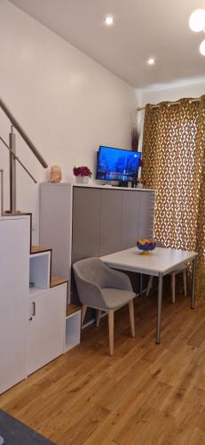 une chambre avec une table et un ordinateur portable sur un bureau dans l'établissement Trouville Palace, chez Margot, à Trouville-sur-Mer