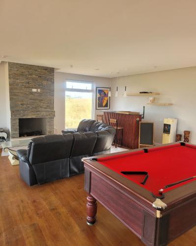 TV a/nebo společenská místnost v ubytování Rockview Cabins - Kajiado