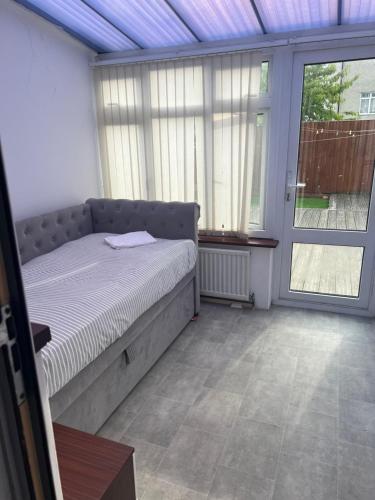 Fotografie z fotogalerie ubytování Basildon 3 bed house for 8 guests- free private driveway parking v destinaci Nevendon