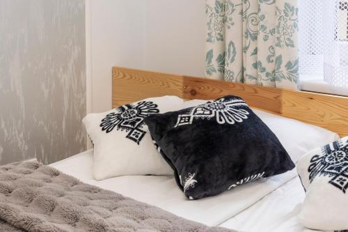 Кровать или кровати в номере Apartament na Krupówkach - Orkana 1