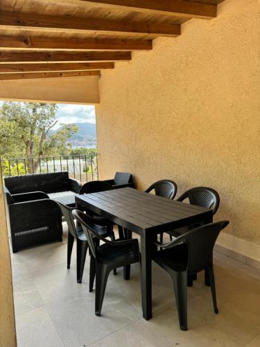 a dining room with a table and chairs at Appartement à 2 pas de la plage in Olmeto