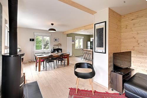 un salon et une salle à manger avec un poêle à bois dans l'établissement Le Cocoon Clairefontaine - Maison vue montagne, à Cornimont