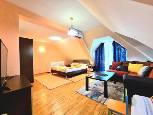 Postel nebo postele na pokoji v ubytování Two-Floor Sunny Apartment in City Centre