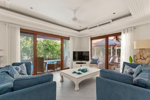 Μια τηλεόραση ή/και κέντρο ψυχαγωγίας στο 3 BR Villa Leelavadee, seconds to the beach