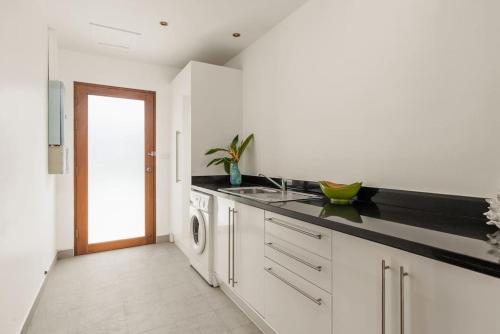 Η κουζίνα ή μικρή κουζίνα στο 3 BR Villa Leelavadee, seconds to the beach