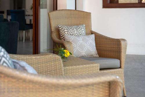 Χώρος καθιστικού στο 3 BR Villa Leelavadee, seconds to the beach