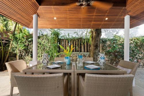 Κήπος έξω από το 3 BR Villa Leelavadee, seconds to the beach