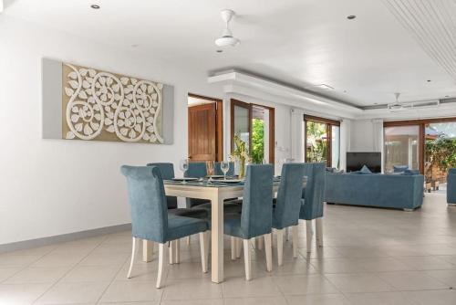 Χώρος καθιστικού στο 3 BR Villa Leelavadee, seconds to the beach