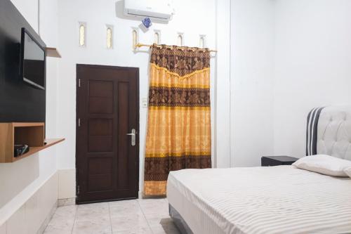 Телевизор и/или развлекательный центр в RedDoorz Syariah at Naufal Residence Sarolangun