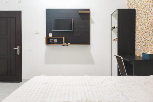 Кровать или кровати в номере RedDoorz Syariah at Naufal Residence Sarolangun