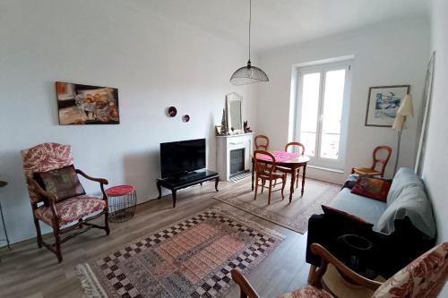 un salon avec un canapé, des chaises et une table dans l'établissement Spacious T2 near the historic sites of Nice, à Nice