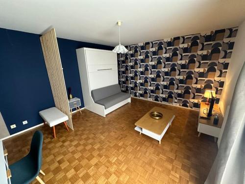 un salon avec un canapé et une table dans l'établissement Appartement, à Vichy