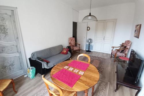 un salon avec une table et un canapé dans l'établissement Spacious T2 near the historic sites of Nice, à Nice