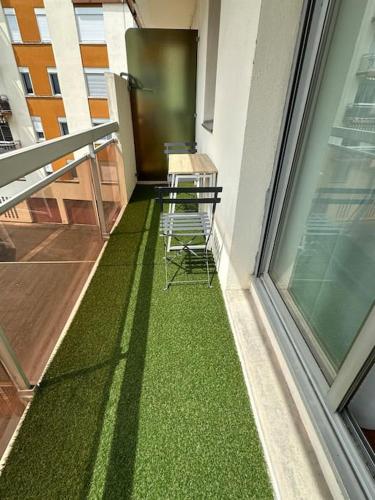- un balcon avec une table et des chaises à l'étage dans l'établissement Appartement, à Vichy