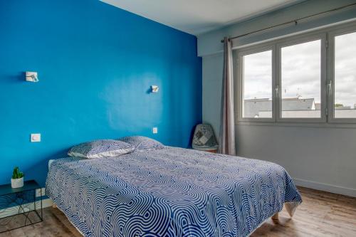 une chambre bleue avec un lit et une fenêtre dans l'établissement Le Cocon de Port-Louis - Appt à 200m de la plage, à Port-Louis