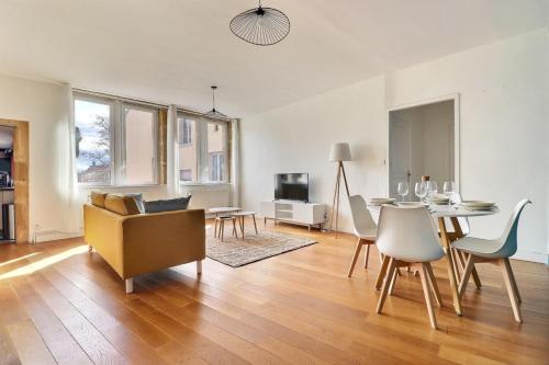un salon avec une table et une salle à manger dans l'établissement Le St Georges - Charming & Spacious flat - Lyon 5th, à Lyon