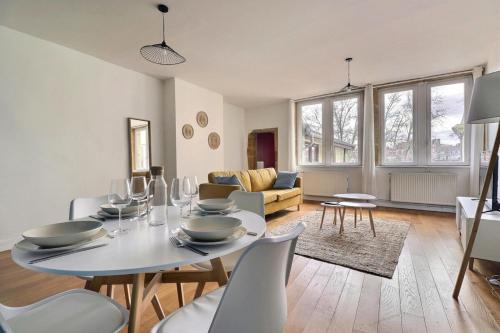 une salle à manger et un salon avec une table et des chaises dans l'établissement Le St Georges - Charming & Spacious flat - Lyon 5th, à Lyon