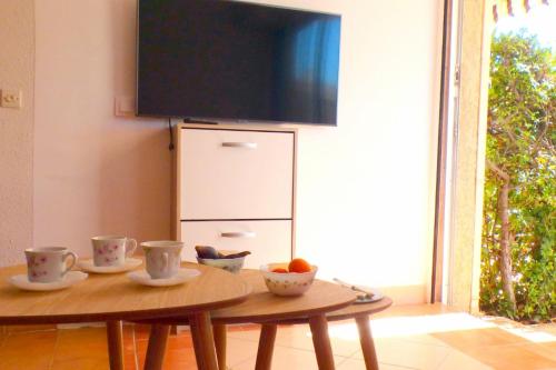 Photo de la galerie de l'établissement Charming T2 near the Port of Sanary, à Sanary-sur-Mer