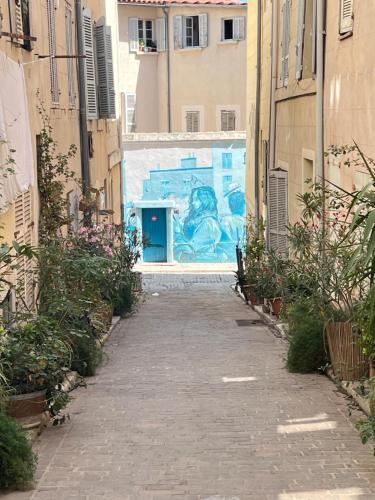 Une allée avec une porte bleue dans un bâtiment dans l'établissement • Le soleil du Panier • Coeur historique, à Marseille