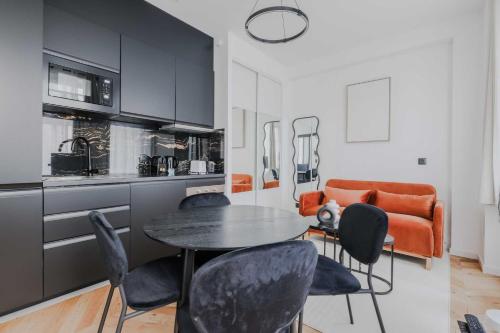une cuisine et une salle à manger avec une table et des chaises dans l'établissement Elegant apartment - 1BD-2P - Panthéon, à Paris