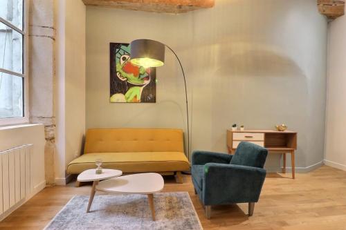 un salon avec un canapé et une chaise dans l'établissement Le Pêcherie - Beautiful & Modern apartment - Lyon 1st, à Lyon