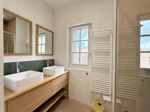 une salle de bain avec un lavabo blanc et une douche dans l'établissement Cœur Cathédrale - Charme et vue fantastique, à Chartres