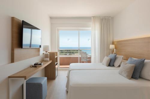 TV a/nebo společenská místnost v ubytování Hotel Cala Font