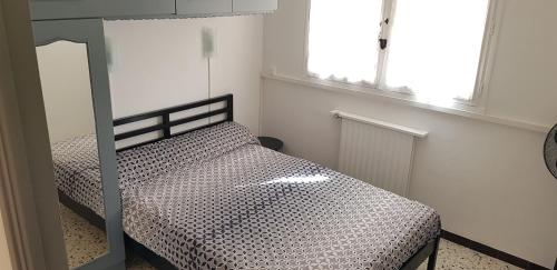 ラ・ギャルドにあるAppartement bas de villa rez de jardinのベッドルーム1室(窓2つ付)