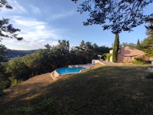 Πισίνα στο ή κοντά στο Villa piscine et vue sur le lac