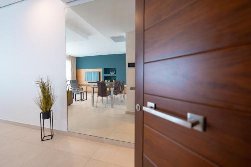 Fotografie z fotogalerie ubytování Stunning Seafront Flat in Sliema v destinaci Sliema