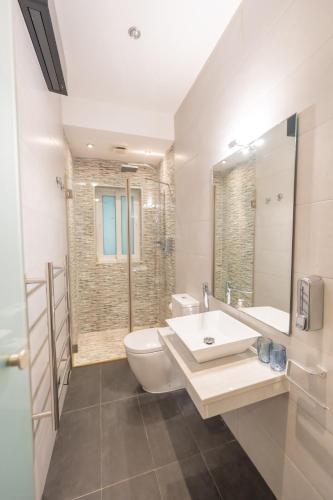 Salle de bains dans l'établissement Stunning Seafront Flat in Sliema