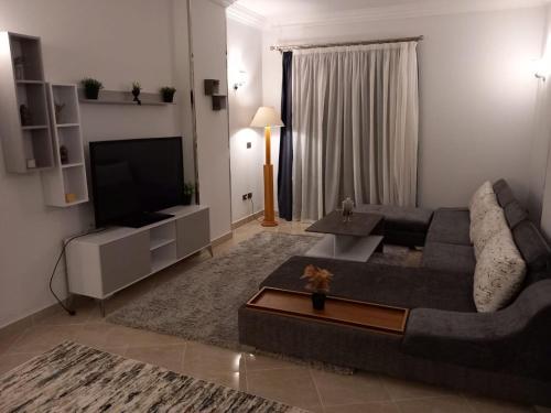 TV a/nebo společenská místnost v ubytování الغردقة البحر الأحمر كمبوند الياقوته الحمراء حي الوزراء