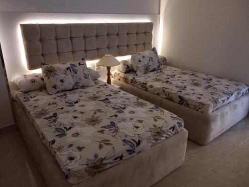 Postel nebo postele na pokoji v ubytování الغردقة البحر الأحمر كمبوند الياقوته الحمراء حي الوزراء