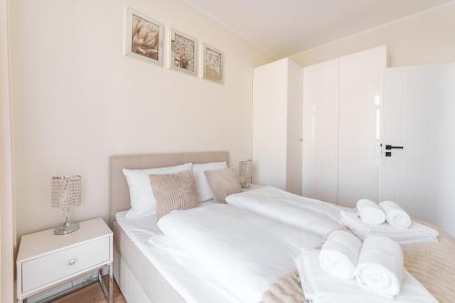 Ένα ή περισσότερα κρεβάτια σε δωμάτιο στο Apartament Blue Sky z Basenem Letnim by HolidaySun