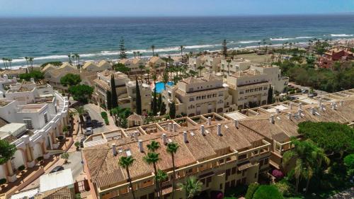 Cozy apartment with terrace and access to the beach, in Elviria, Marbella East