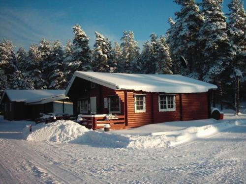 Cabaña pequeña en la nieve con árboles nevados en Mullsjö Camping en Mullsjö