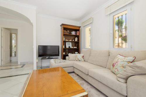 Cozy apartment with terrace and access to the beach, in Elviria, Marbella East
