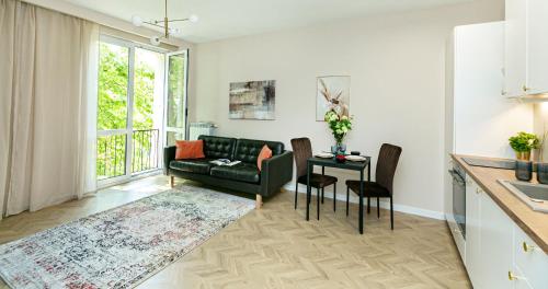 una sala de estar con un sofá y una mesa en Koszykowa 3 - Better Rental, en Varsovia