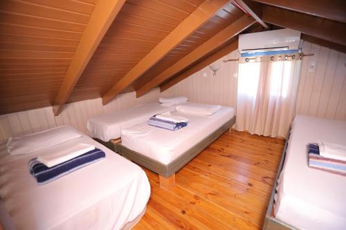 a room with two beds and a window in it at אגם ריזורט בטבע in Kallanit