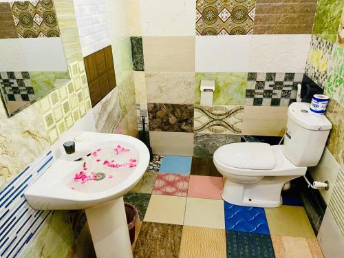 a bathroom with a toilet and a sink at Hema Holiday Villa in Trincomalee