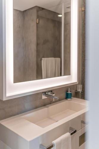 a bathroom with a sink and a mirror at Shantivillas Portimão in Portimão
