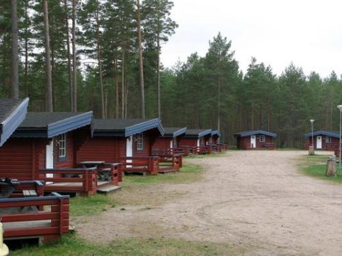 Mullsjö Camping في مولسيو: مجموعة من الكبائن تصطف في غابة